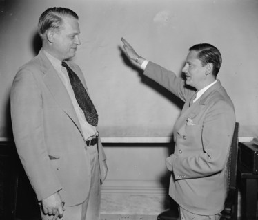 Heil Hitler salute given to the chairman of United States Special House Committee