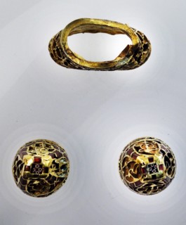 Gold hilt collar and a pair of sword pyramids