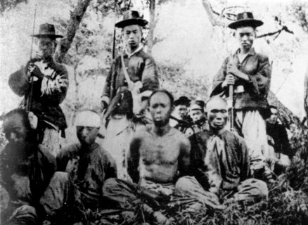 Photograph of Korean soldiers with Chinese captives during the first Sino-Japanese War