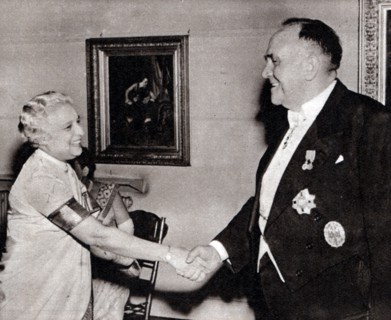 Sir Roy Welensky; Prime Minister of Northern Rhodesia (Zimbabwe) meets Vijaya Lakshmi Nehru Pandit