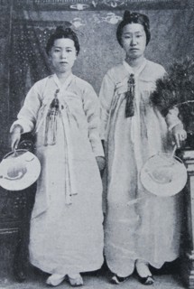 Korean ladies attached to the court