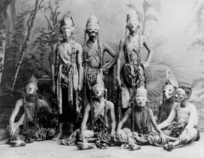 Masked men of the theatre acting in 'Topéing