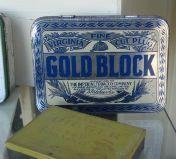 Tin of shredded tobacco