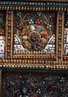 Altar screen of metal