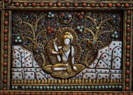 Altar screen of metal