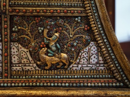 Altar screen of metal