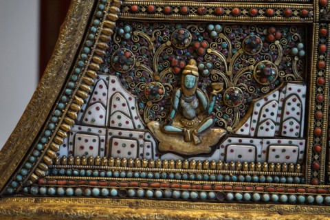 Altar screen of metal