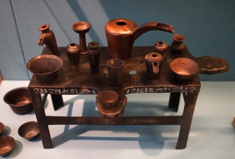 Bronze model offering table and ritual vessels of the lector-priest Idy