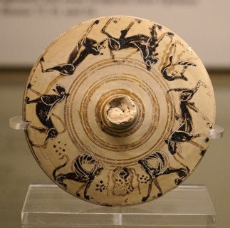 Lid from a pyxis with animals and a cuirass from Greece