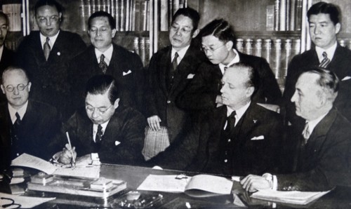Japanese ambassador Kintomo Mushanokoji and foreign minister of Nazi Germany Joachim von Ribbentrop sign the Anti-Comintern Pact