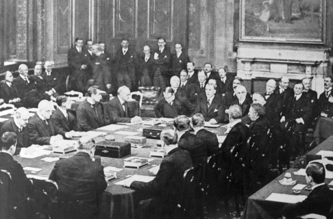 Austen Chamberlain and Stanley Baldwin sign the Locarno Treaty 1925.