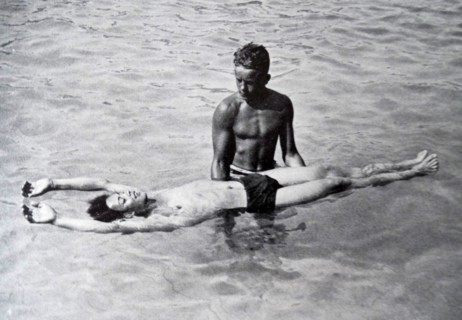 Young man learning to swim at Flatenbadet