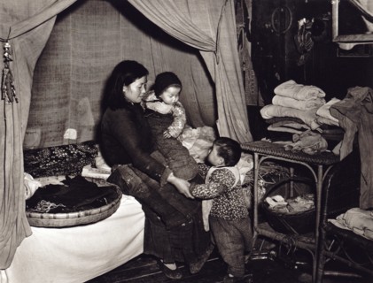 Chinese mother and child starving during food shortages in Japanese occupied China