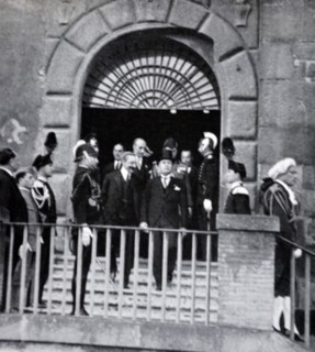 Mussolini comes from the Capitol in Rome