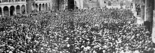 Rome, 1928 - Mussolini speaks to those gathered in Piazza Venezia