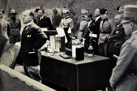 Mussolini delivery to Italo Balbo his pilot's license
