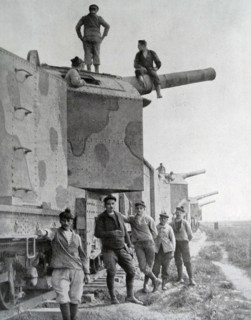 French Railway mounted cannons during WWI 1917