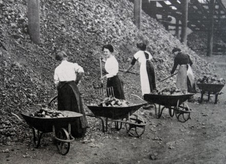 Women doing war work. Loading coal at Coventry;   England during WWI 1916