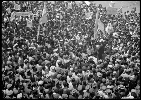 Crowds outside the Rehavia gymnasium listening to a speech by Yitzhak Ben Zvi