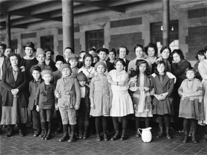 Photograph of immigrant children arriving in New York through Ellis Island 1910