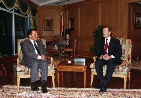 Photograph of US Defence Secretary William Cohen and Egyptian President Hosni Mubarak