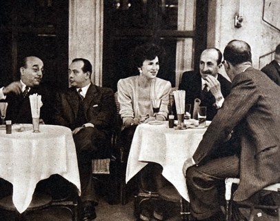 Photograph of Madrilenos enjoying liquor in a first-class restaurant in Madrid