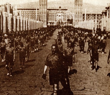 Photograph taken during the Parade of escamots d'Estat Catalá, in its pro-fascist dress on Avenida Reina Maria Cristina
