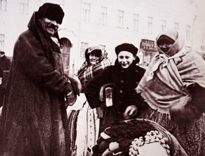 Photograph of a hawker of gloves, mittens and other woollens in Moscow
