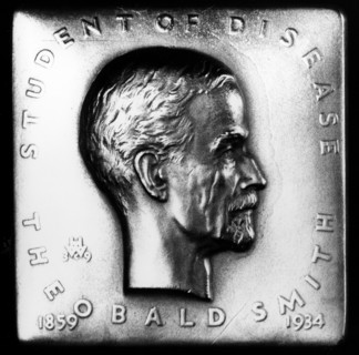 Plaquette commemorating the centenary of the birth of Theobald Smith