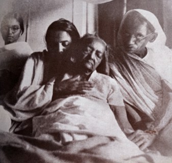 Kasturba Gandhi wife of Mahatma Gandhi on her deathbed at the Palace of the Aga Khan, in Pune, Maharashtra State