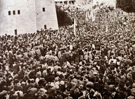 Photograph of a crowd of Palestinian Jews gather in Jerusalem