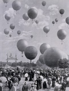 Photograph of the 1900 balloon race in Vincennes, Paris