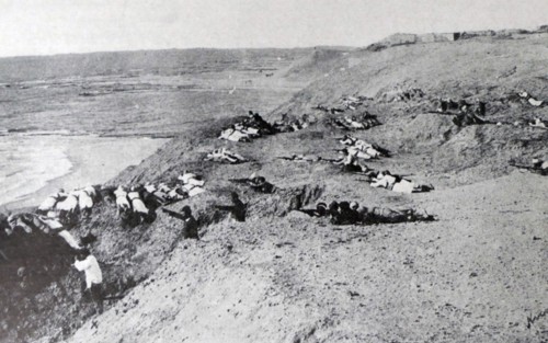 Turkish troops on the Peninsula. Photograph of Turkish troops prepare for a British attack