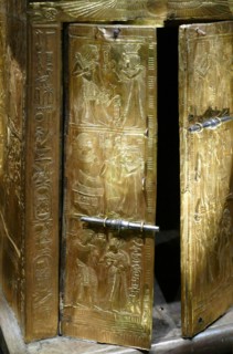 Gilded wooden statue stand. Reign of Tutankhamun