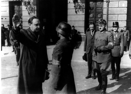 Salaczi ou Szalasi, chef des "Croix fléchées" (à droite, le ministre de la défense nationale), 16 octobre 1944