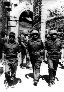 Moshe Dayan; to his left, a rabbi