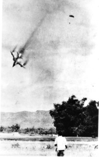 Guerre du Vietnam, trois avions américains ont été abattus pendant le raid sur Hanoï. Ici, chute d'un F. 105 D, le 4 septembre 1966