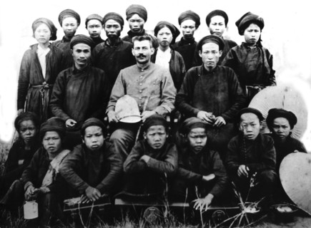 Conquest of Indo-China, French soldier in a group of Indo-Chinese