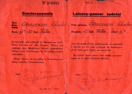 Paris. Pass in German and French
