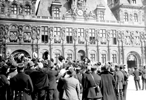 Charles Lindbergh. Atlantic crossing.
Lindbergh cheered at the Hotel de Ville of Paris