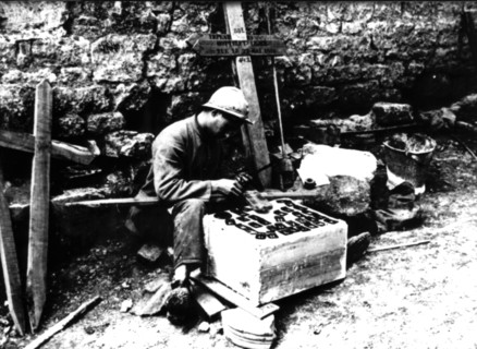 Préparation des croix à Mesnil-sous-les Cotes (Meuse)