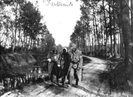 Somme front: wounded soldiers on the way to the area behind the lines