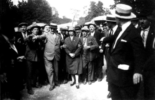 In Paris, a protest supporting Sacco and Vanzetti / Large crowd from Boulevard Soult to Vincennes woods. Luigia, Vanzetti's sister, surrounded by the Sacco and Vanzetti Committee of Paris