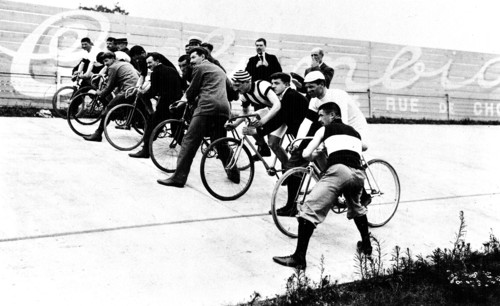 Paris. Starting point of the 100 mile race at the bike track in the Park of Princes. From left to right : Huret, The, Bor, Bauge, Walters, Digeon and Champion.