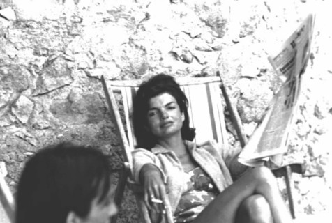 Jackie Kennedy. Eté 1962. Vacances à Ravello (Italie). Chaise longue