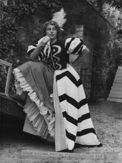 Gérard Philipe dans le costume de Chimène