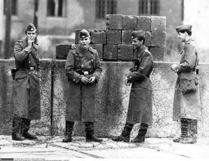 Construction du mur de Berlin, 1961