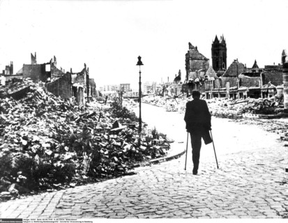 Une rue de Hambourg dévastée, 1945