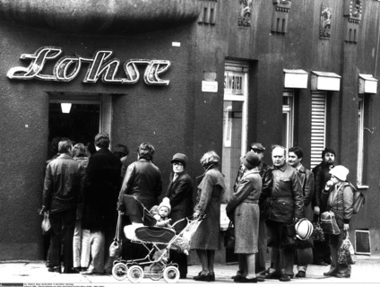 Personnes faisant la queue en RDA