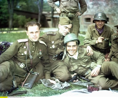 Des GIs américains posent avec des soldats de l'Armée Rouge en Allemagne, 1945